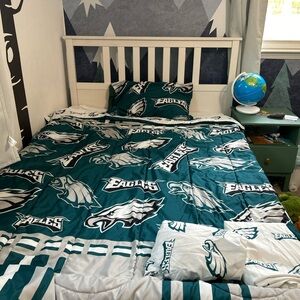 Philadelphia Eagles twin bedding - never used. Comforter, sheets and pillow case